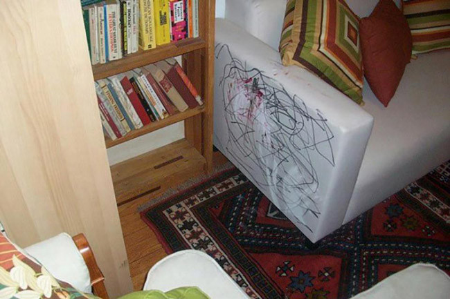 Bé thỏa sức thể hiện tài năng hội họa khắp mọi nơi