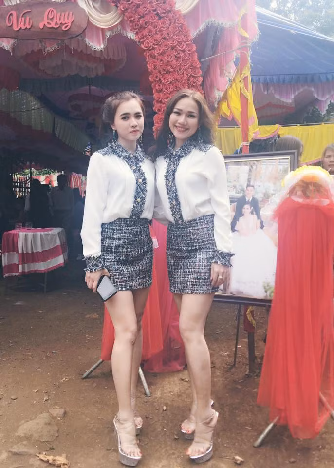 Được biết, chủ nhân của những bức ảnh này à Sêlena Jolie đến từ Đăk Lăk chụp cùng năm người bạn là cô dâu H'Pi Niê cùng Duyên Lady, My Dalin, H'Von Ênuôi và Nie Abi.