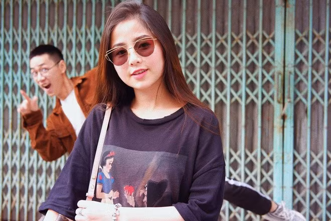 Đằng sau cô là ông xã Ba Duy, cố ý "phá đám" những bức hình so deep của vợ.