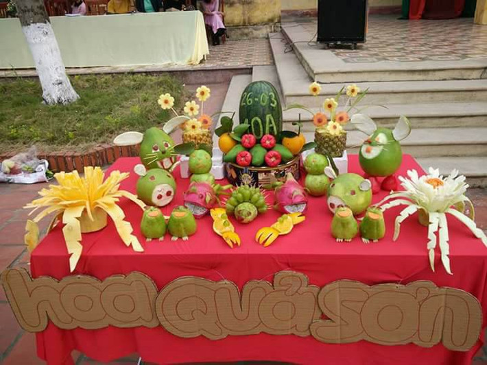 Bài thi trang trí hoa quả chắc chắn đã đem lại rất nhiều tiếng cười sảng khoái cho ban giám khảo cũng như cộng đồng mạng bởi những con vật được các bạn trẻ tạo hình vô cùng dễ thương: cá cảnh làm từ quả thanh long, nho và vỏ bưởi; ếch là từ quả su su hay con công làm từ dứa, ớt và cà tím.