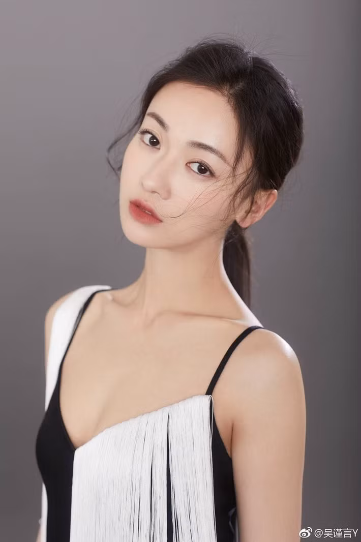 Vẻ tươi trẻ, căng tràn sức tràn sức sống của Ngô Cẩn Ngôn ở tuổi 28 khiến nhiều người ngưỡng mộ.