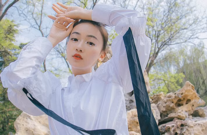 Lúc phim Diên hi công lược mới bấm máy, nhiều khán giả không mấy thiện cảm với nữ diễn viên họ Ngô. Họ cho rằng cô chưa đủ đẹp và nổi tiếng để đảm nhận vai nữ chính trong một dự án có nhiều ngôi sao tên tuổi như Xa Thi Mạn, Tần Lam, Nhiếp Viễn...