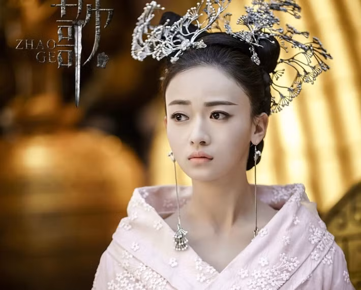 Vẻ mong manh của Ngô Cẩn Ngô rất phù hợp với hình tượng các người đẹp cổ trang.