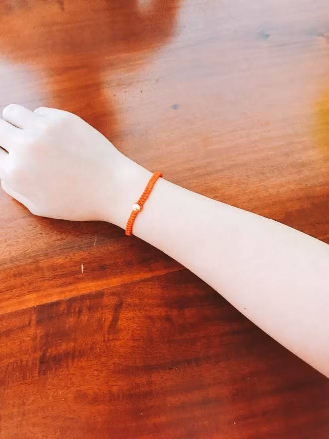 Vẫn còn đang sinh viên nên bạn nữ Thanh Bình giản dị khoe chiếc vòng xinh xinh mới nhận được từ người yêu.