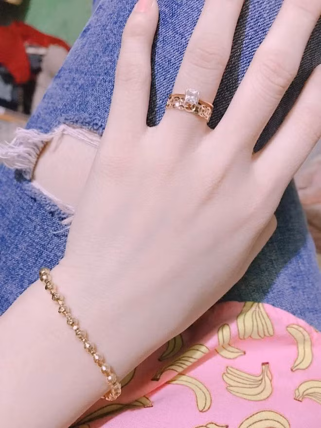 Quà lễ tình nhân của các chị em khá đa dạng, người được tặng trang sức nước hoa hàng hiệu đắt tiền, người thì bị chồng troll bằng những thứ đùa như thật, cầm trên tay không biết khóc hay cười.