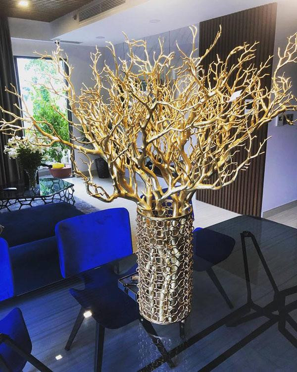 Các loại cành khô sơn vàng cũng được Vũ Khắc Tiệp chọn lựa để trang trí nhà rất phù hợp và sang trọng.