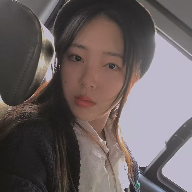 Một cô gái được nhiều người chú ý không chỉ bởi sở hữu một thân hình đẹp mà đi kèm theo đó còn là gương mặt ưa nhìn, bên cạnh đó còn phải có đôi phần giống với người nổi tiếng và nữ sinh 9X đời cuối trong bức ảnh này là một hiện tượng như vậy. Ảnh trong bài: Facebook nhân vật.