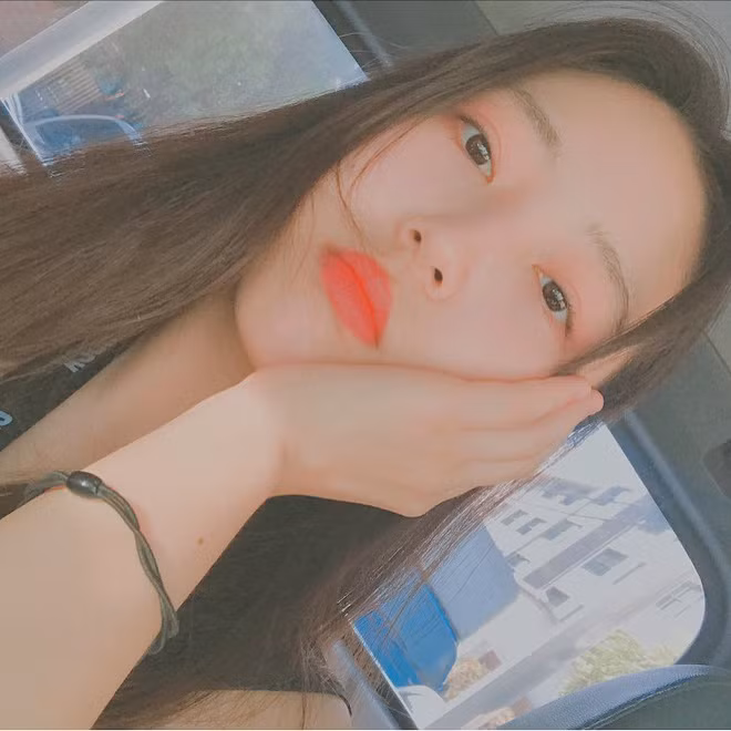 Biểu cảm bình thường thôi của Stephanie cũng khiến nhiều người phải ngắm nhìn.