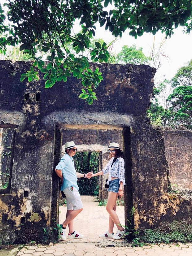 Cô thường khoe những thứ rất bình dị như học vẽ tranh tường, đi du lịch khám phá hay sánh vai cùng chồng làm việc… đã khiến biết bao người ngưỡng mộ, ao ước.