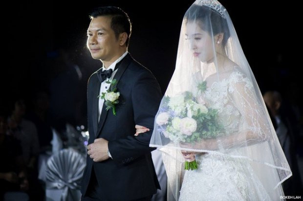 Đám cưới đẹp lung linh như cổ tích và không kém phần hoành tráng theo phong cách biển cả của hai người đã diễn ra tại một khách sạn 5 sao ở Hà Nội vào tháng 3 đã thu hút được rất nhiều sự quan tâm của cộng đồng mạng. Ảnh: Trần Việt Thụy.