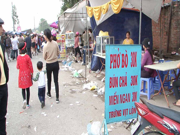 Hội Lim (Bắc Ninh) là một lễ hội lớn đầu xuân vùng Kinh Bắc được tổ chức từ ngày 12 đến 14 tháng Giêng hàng năm, chính hội được tổ chức vào ngày 13. Gần về chiều của ngày chính hội, số lượng rác thải hầu hết là hộp đựng thức ăn, túi ni lông, vỏ bánh, trái cây, hoa quả của du khách đến lễ đã nhan nhản khắp lối đi.