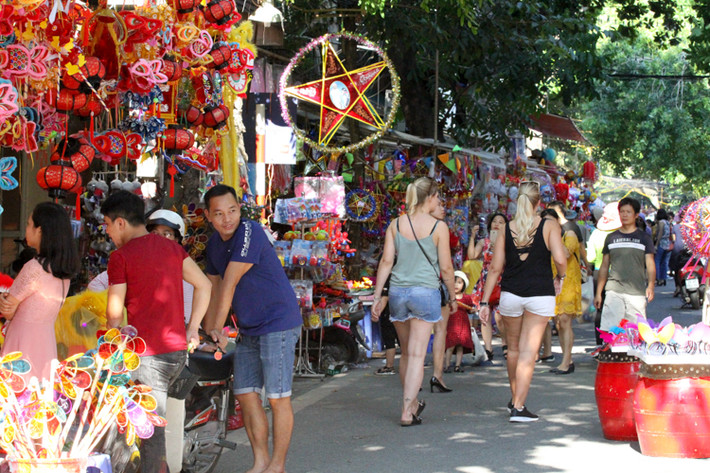 Chiều ngày 15/9, tranh thủ khi trời nắng đẹp và cơn bão siêu mạnh mang tên Mangkhut chưa đổ bộ, người dân Hà Nội xuống phố chơi Trung thu sớm.