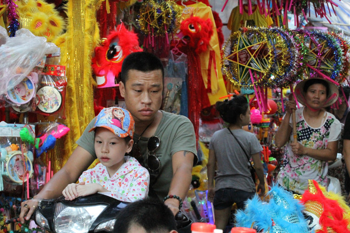 Các bé vô cùng háo hức khi được bố, mẹ cho lên phố Hàng Mã để mua đồ chơi Trung thu sớm.
