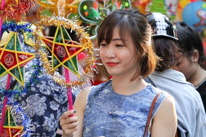 Chụp ảnh check-in là thứ không thể thiếu của các bạn trẻ khi lên phố Hàng Mã.