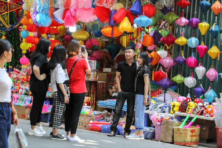 Và dĩ nhiên lên phố Hàng Mã, các bạn trẻ không thể không chụp ảnh check-in...