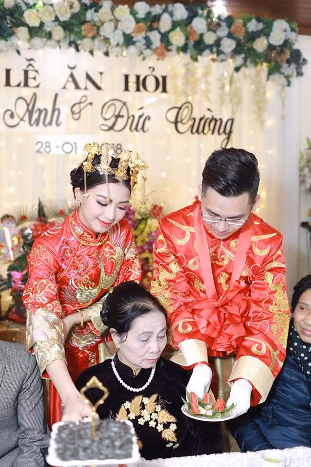 Theo tìm hiểu, hai nhân vật chính trong đám hỏi độc đáo trên là Đức Cường và Nhật Anh. Hai người đều 22 tuổi và hiện đang sống tại Hà Nội. Cô dâu Nhật Anh cho biết hình ảnh trên mạng xã hội là lễ ăn hỏi của hai người, cũng là lễ đón dâu lần một.