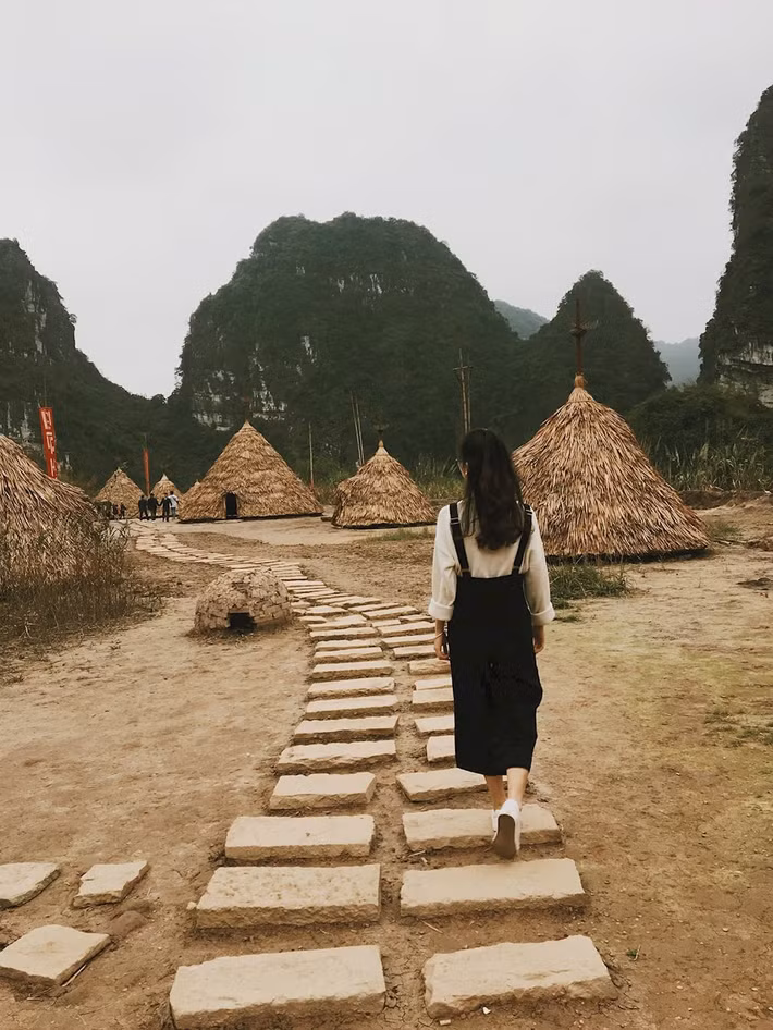 Hang Múa là địa điểm du lịch thu hút rất đông khách du lịch quốc tế, các blogger du lịch nổi tiếng và cũng chính là địa điểm Hoàng Thùy Linh từng quay MV Bánh trôi nước được khen ngợi với cảnh sắc Việt Nam tuyệt đẹp.