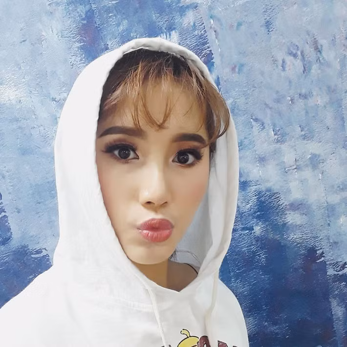 Chia sẻ về việc được gọi là “bản sao Bảo Thy”, Nhật Nguyệt cho biết đầu tiên cô cảm thấy khá vui và hạnh phúc khi có nhiều bạn bảo mình có nét mặt hao hao giống "công chúa V-pop". Tuy nhiên, cô bạn 10X này cũng khá khiêm tốn bởi cho rằng Bảo Thy là 1 thần tượng của nhiều người không chỉ bởi giọng hát mà còn ở guu thời trang nữ tính và quyến rũ còn mình thì chưa đạt đến đẳng cấp đó.