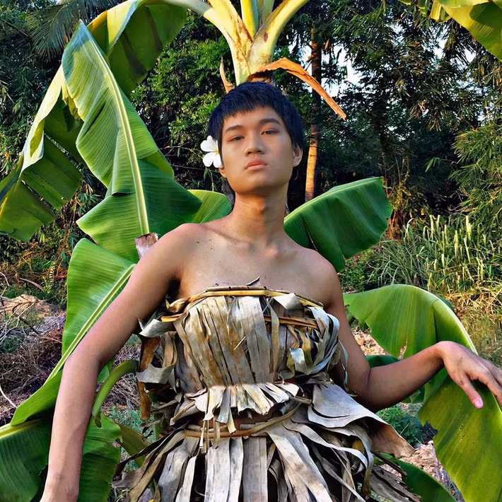 Nếu để ý, hầu hết những bộ trang phục này đều được sử dụng những vật liệu đơn giản ở vùng nông thôn như lá chuối, lá tre, bu gà, mái tôn, vải màn, móc quần áo...