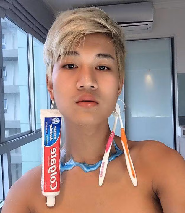 Tất tần tật những vật dụng quen thuộc trong gia đình từ bàn chải đánh răng, kem đánh răng, ổ cắm, bàn là cho đến thực phẩm đều được "thánh thời trang" Madaew nhét vào bộ sưu tầm kì dị của mình gửi đến cộng đồng mạng, khiến ai nấy ngắm xong cũng phải té ngửa vì công năng mới của chúng.