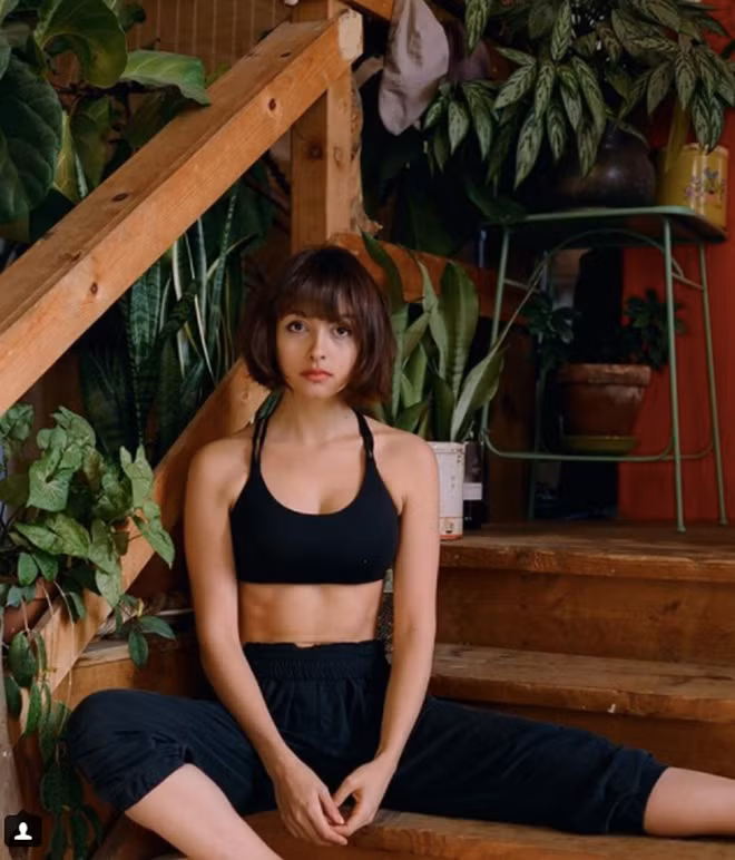 Nét đẹp của Irene được nhiều dân mạng bình luận rằng rất khó để diễn tả bằng lời bởi cô có đôi mắt to tròn trong veo, đôi môi hình trái tim, chiếc mũi cao, thẳng tắp - tất cả tạo nên một tổng thể vô cùng hài hòa.