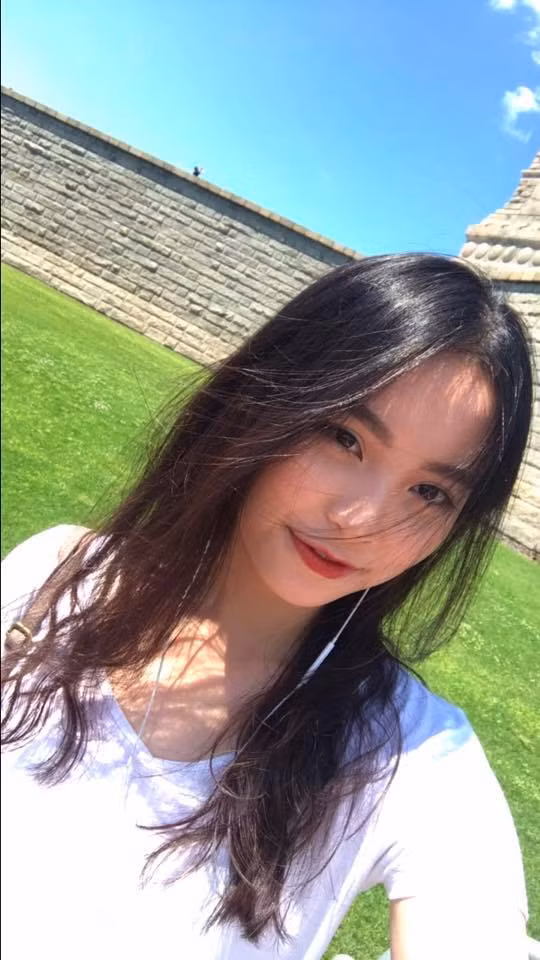 Kỉ niệm đáng nhớ nhất của Tuệ Anh khi trốn nhà đi chụp ảnh đó là cả ekip đang chụp thì mẹ của cô nàng "triệu hồi" về nhà. Cả đám đang chụp cứ cuống hết cả chân cả tay, chụp cho nhanh để kịp chạy về. Khác với những bạn khác, cô nàng người mẫu 16 tuổi Hà thành không bao giờ được đi chơi và luôn phải ở nhà vì bố mẹ luôn lo lắng, đến nỗi khi tớ 14 tuổi mới biết phố cổ.