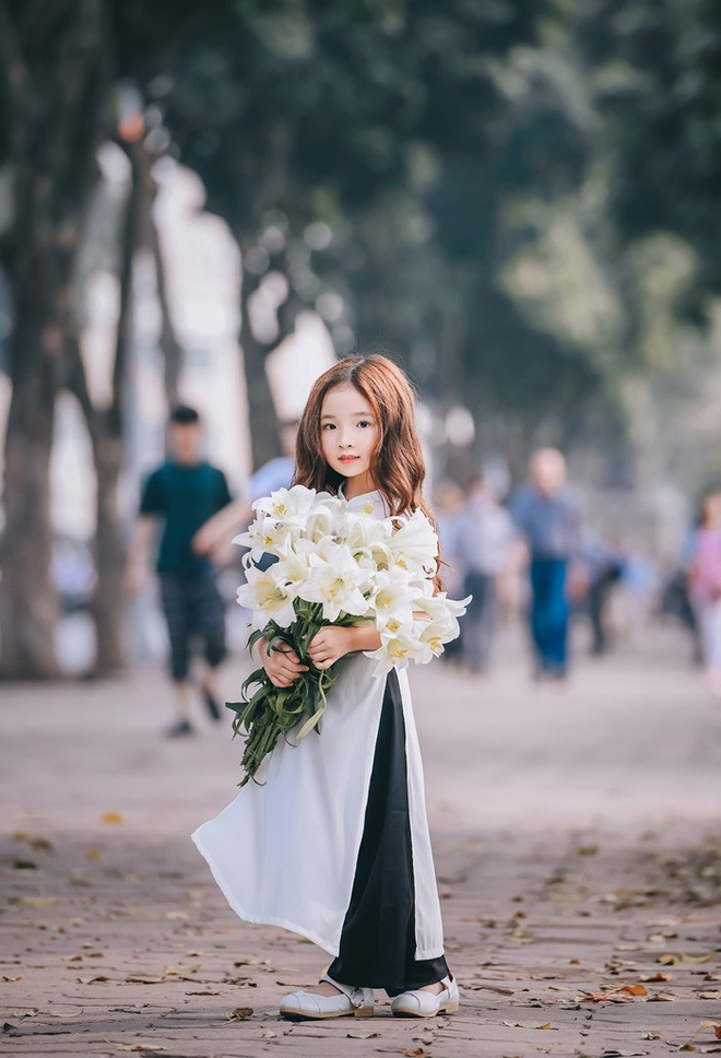 Cũng nhờ sự dạn dĩ của Hà Vy nên bộ ảnh chụp cùng hoa loa kèn ở Hồ Gươm được thực hiện rất nhanh. Và kết quả thu hoạch về là những khung hình rất đẹp, lưu giữ được vẻ đẹp mong manh của cô bé.