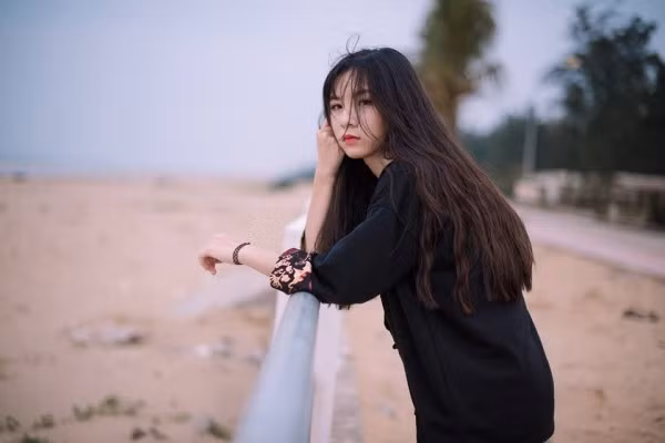 Trên trang cá nhân của mình, Thùy Trang cho chia sẻ rất nhiều bức ảnh đẹp khiến ai 1 lần ngắm nhìn đều cảm thấy mê bởi chất lạnh lùng. Tuy nhiên, cô gái này lại cho rằng thực ra, cô là người khá tự ti với bản thân.