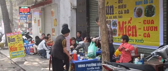 Còn trên con phố Hàng Điếu, bên cạnh những quán bún riêu, bún ốc thì những quán bún mọc dọc mùng cũng được người dân mở ra và thu hút được rất nhiều thực khách cả Tây lẫn Ta.