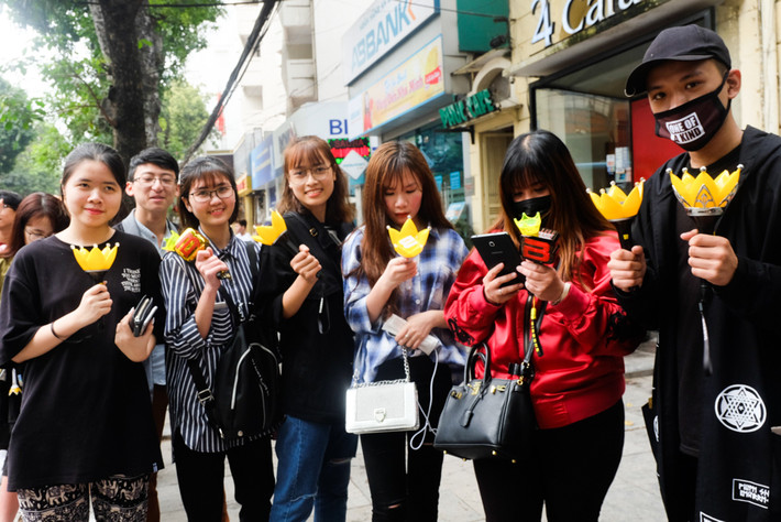 Hàng trăm fan hâm mộ của ngôi sao Hàn Quốc - Seungri đã xếp hàng dài chờ dự lễ khai trương cửa hàng mỳ Aori Ramen đầu tiên của nam ca sĩ tại Việt Nam.