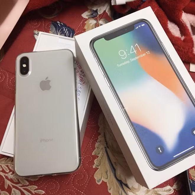 Tuy nhiên, cả đống vàng ở trên gộp lại cũng không bằng quà mà một mẹ vừa nhận được, méo xệch miệng đem khoe: "Chồng em bảo 1 chỉ 2 chỉ bõ bèn gì, anh tặng hẳn cả cuộn chỉ vàng luôn".