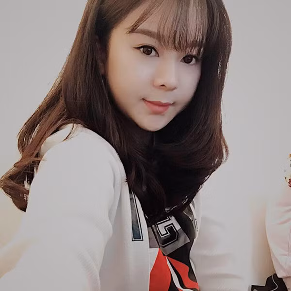 Tuy nhiên, hôn nhân của Hương Mai kéo dài khoảng một năm và tan vỡ, cùng với đó mô hình chung biến cô gái chỉ mới đôi mươi này trở thành bà mẹ đơn thân khi còn quá trẻ và thiếu kinh nghiệm làm mẹ.