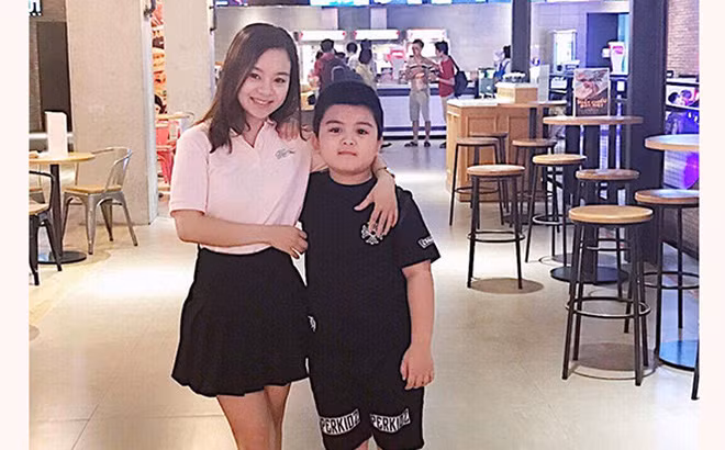  Bà mẹ đơn thân Trương Hương Mai thời gian qua là cái tên được nhiều người phụ nữ khác ngưỡng mộ, không chỉ bằng bản lĩnh khi vượt qua bao khó khăn sóng gió để một mình nuôi con mà còn bởi nhan sắc tuổi 30 mà ngỡ như đôi mươi.