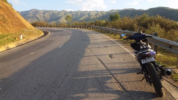 Chạy xe đường đèo cao khoảng 30km và đường dài khoảng 60km cần tạm dừng nghỉ, đảm bảo sức khỏe cho thành viên cũng như chống bó máy xe. Khi lên hoặc xuống đèo cao, dốc đứng đi số 1 hoặc số 2, đồng thời rà, mớm phanh.