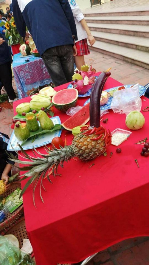 Phượng hoàng ấp trứng được làm từ quả dứa, cà tím, ớt và nho mang đến nét chấm phá cho cuộc thi trang trí rau củ nhân ngày 26/3 vừa qua được đăng tải trên mạng xã hội.