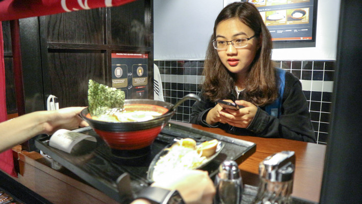 Sự háo hức của một bạn trẻ trước khi thưởng thức món mì Ramen trứ danh trong một không gian vô cùng đặc biệt.