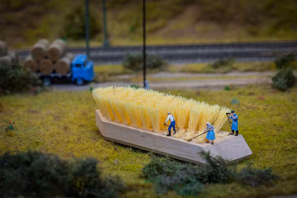 Trước khi thực hiện bộ ảnh tí hon độc đáo của mình, Peter là đầu bếp, sau đó anh chuyển sang nghề chụp ảnh thức ăn.