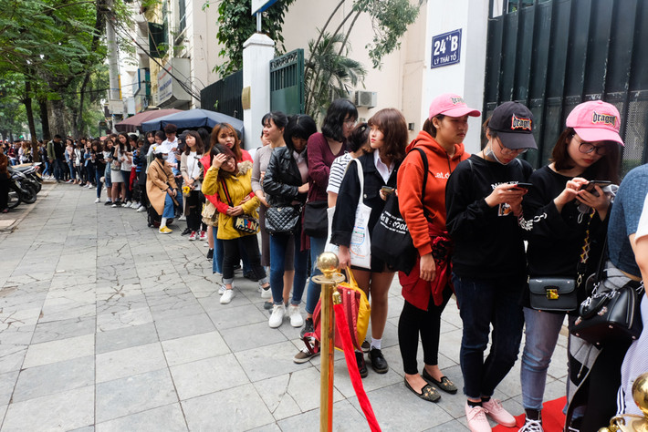 Có mặt tại số 26 phố Lý Thái Tổ nơi quán mì Ramen của Seungri đặt đại bản doanh, ngay từ sáng sớm đã có rất nhiều bạn trẻ xếp hàng với mong ước trở thành vị khách đầu tiên xông đất cửa hàng này.