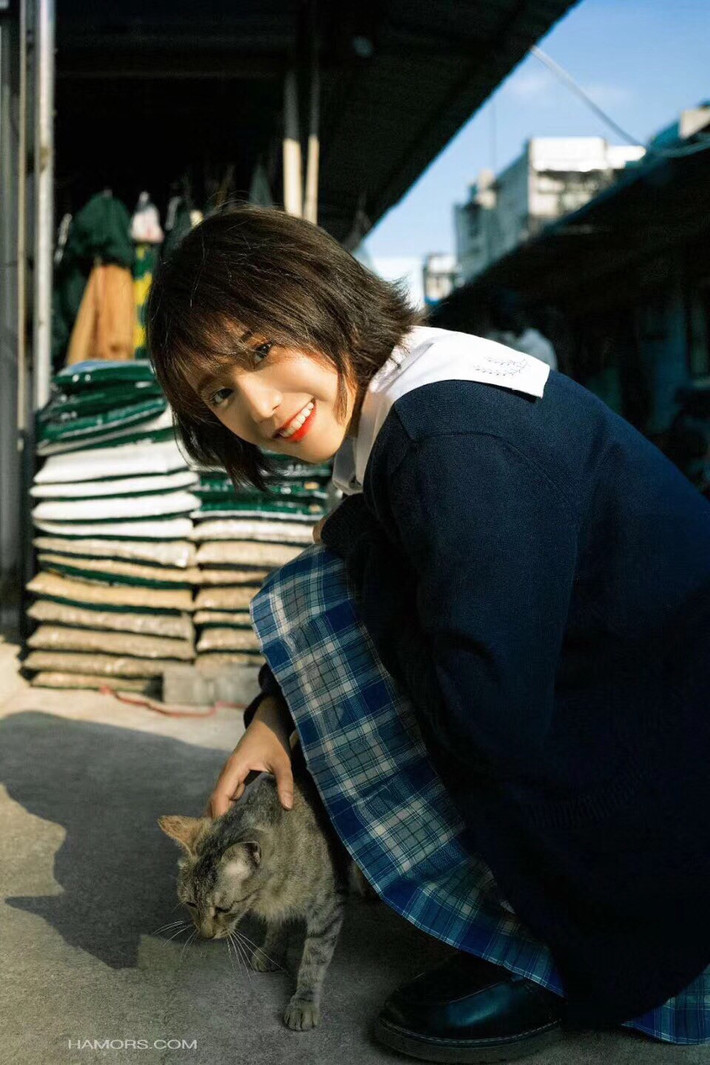 Nhắc tới các cô gái, nhiều người sẽ nhắc tới sự dịu dàng của những mái tóc dài thướt tha. Những cô gái như vậy cũng thường là hình mẫu lý tưởng của rất nhiều chàng trai. Nhưng tất cả đống lý do này cũng chẳng thể trở thành minh chứng rằng cứ con gái là phải nuôi tóc dài. Bởi con gái tóc ngắn cũng xinh lắm, đơn cử như cô bạn Trung Quốc có tên Hiểu Nhiễm.