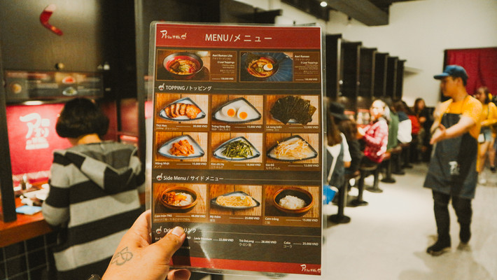 Vì sợ mất chỗ xếp hàng từ sớm nên nhiều thực khách chia sẻ họ không dám đi mua nước uống hay đồ ăn. Một số khác trong khi chờ đợi tranh thủ chụp hình lưu niệm với chiếc đèn chiếu có biểu tượng của nhóm nhạc BigBang.