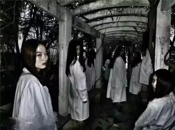 Trái với số đông thích chụp những bộ ảnh kỷ yếu mang phong cách tươi sáng, trẻ trung và có phần sôi nổi thì nhóm nữ sinh Quảng Ninh này lại "chơi trội" bằng cách hóa thân thành những bóng ma ghê rợn, chụp ra những bức ảnh kỷ yếu khiến người xem nổi da gà.