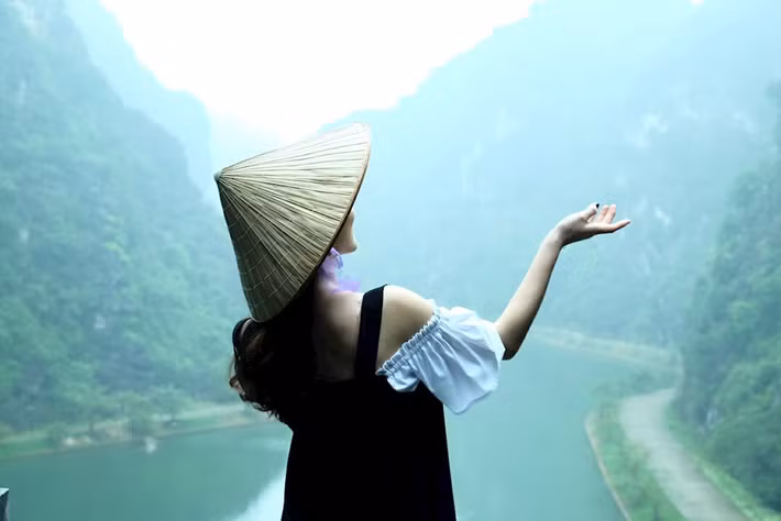 Một trong những ưu điểm của Hang Múa Ninh Bình so với nhiều địa điểm du Xuân khác đó chính là không phải chen lấn hay xô đẩy.