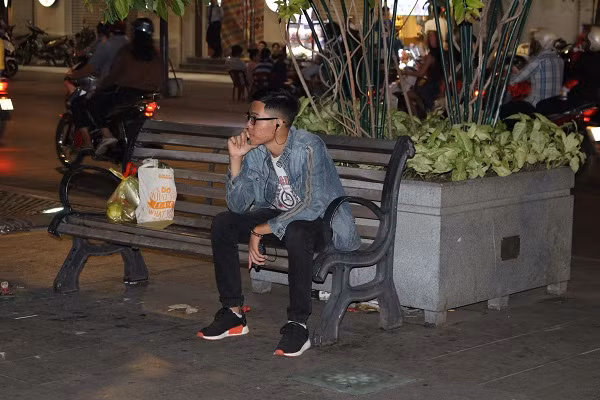 Trang phục ấm áp với những chiếc áo khoác những ngày gần đây được người dân Sài Gòn trưng diện nhiều hơn.