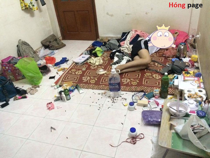 Những căn phòng bừa bộn, ngổn ngang quần áo, vật dụng sinh hoạt và học tập thường gắn liền với các nam sinh. Còn với các nữ sinh thì sự ngăn nắp, thơm tho được đặt lên hàng đầu. Tuy nhiên, giữa thực tế và tưởng tượng thì hoàn toàn khác nhau và điều đó được minh chứng bằng loạt ảnh cô bạn ngủ chung với gia vị, đồ ăn và nồi cơm điện trên chiếc giường ở kí túc xá được đăng tải trên mạng xã hội.