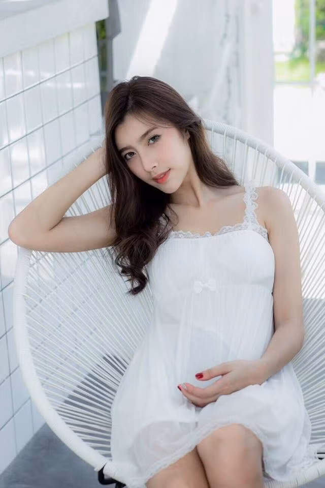 Cũng chính vẻ đẹp của Nalurmas Sanguanpholphairot đã chinh phục không biết bao nhiêu trái tim của cánh mày râu. Cũng vì vậy mà họ cất công đi tìm kiếm những thông tin đời tư của cô bạn này.