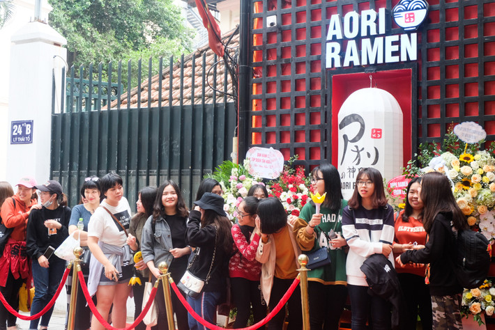 Được biết, cửa hàng bán mì này là có sức hút đến vậy bởi nó là thương hiệu mì của ngôi sao Hàn Quốc và làng âm nhạc châu Á - Seungri. Đây cũng là cửa hàng đầu tiên của ca sĩ này tại Việt Nam.