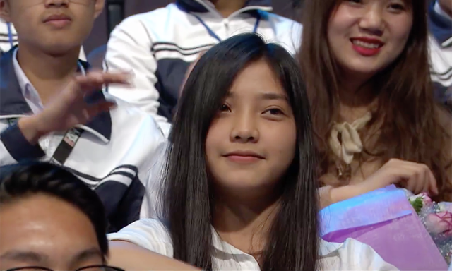 Xuất hiện với vai trò là cổ động viên trong chương trình Đường lên đỉnh Olympia của thí sinh Trần Nguyễn Nhất Tín - chàng trai đã trở thành nhà vô địch của cuộc thi tuần 2, tháng 1, quý 3 dù chỉ vài giây nhưng cô gái trẻ đã khiến biết bao trái tim xao xuyến vì nhan sắc xinh đẹp. Danh tính của cô cũng được cư dân mạng truy lùng "ráo riết".