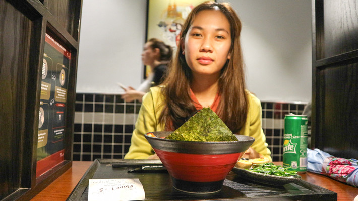 Việc phục vụ chỉ từng 5-10 phút của Aori Ramen tại Hà Nội nhằm tránh tình trạng lộn xộn chen lấn của khách cũng như để đầu bếp chuẩn bị món ăn chu đáo.