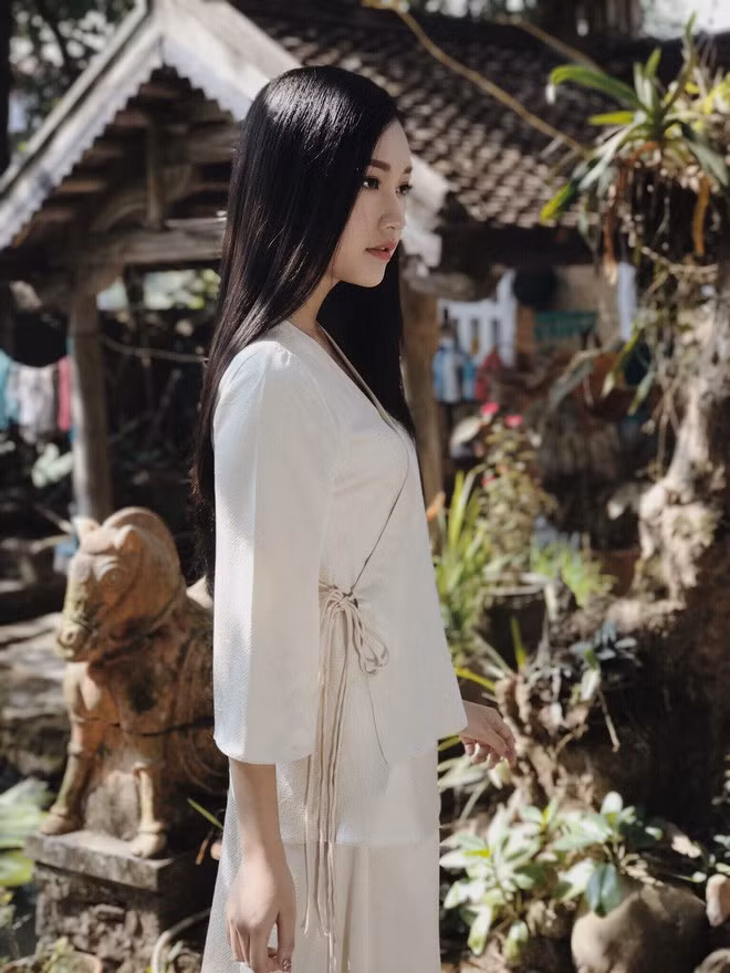 Xuất hiện trong cuộc thi Hoa hậu Việt Nam năm 2016, sau khi vượt qua top 30 tranh tài ở phía Nam, cô nàng xứ Huế - Lê Trần Ngọc Trân đã trở thành một trong những gương mặt nổi bật nhất.vì nhan sắc chẳng chê vào đâu được của mình.