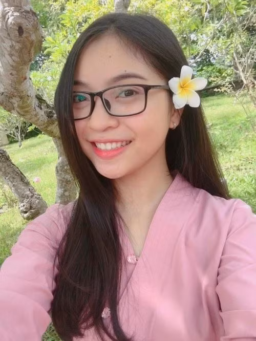 Nhật Lệ còn hay cảm ơn fan khi Quang Hải nhận được những lời khen và tỏ ra vô cùng thân thiện với bạn bè của chàng cầu thủ đa tài này.